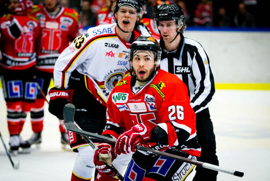 Örebros Greg Squires jublar framför Luleås Christopher