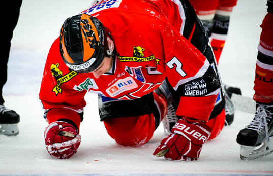 Örebros Alexander Hellström blöder