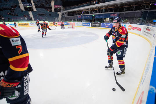 Djurgårdens Patrik Lundh värmer upp