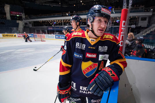 Djurgårdens Henrik Eriksson värmer upp införunder