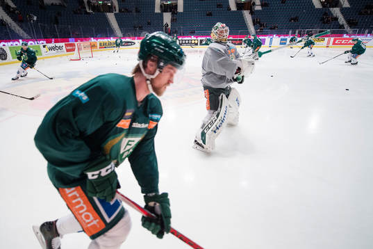 Färjestads Hugo Enock och målvakt Lars Haugen värmer upp