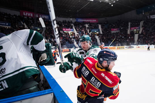 Färjestads Johan Ryno tacklar Djurgårdens Alexander Urbom