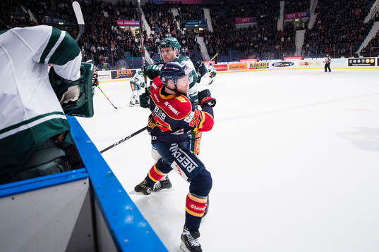 Färjestads Johan Ryno tacklar Djurgårdens Alexander Urbom