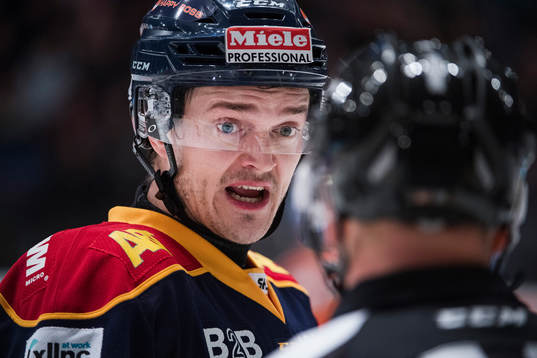 Djurgårdens Marcus Högström reagerar mot domaren