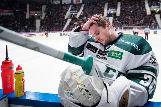Färjestads målvakt Lars Haugen deppar