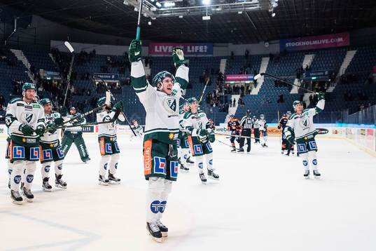 Färjestads spelare med Sebastian Erixon längst fram jublar