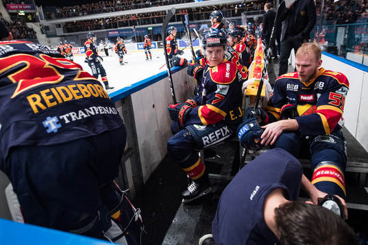 Djurgårdens Emil Johansson och Alexander Urbom i båset