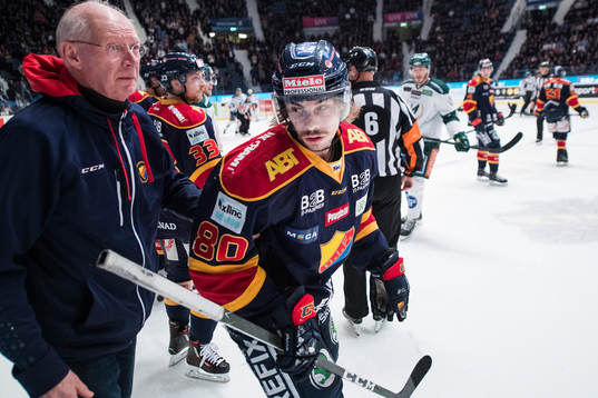Djurgårdens Gustav Possler får assistans av läkare