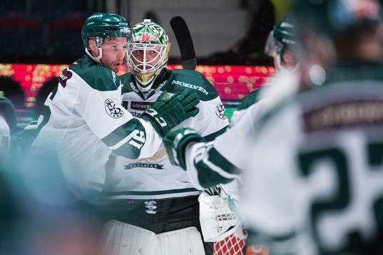 Färjestads Alexander Johansson och målvakt Lars Haugen