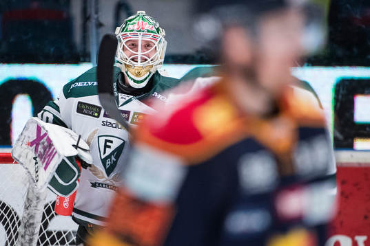 Färjestads målvakt Lars Haugen jublar