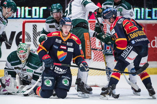 Djurgårdens Lukas Vejdemo faller framför Färjestads