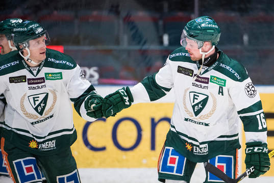 Färjestads Johan Ryno och Alexander Johansson jublar