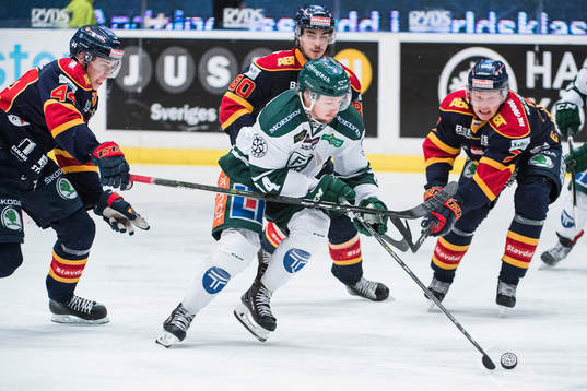 Färjestads Rasmus Asplund jagas av Djurgårdens Lukas
