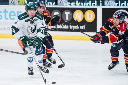 Djurgårdens Gustav Possler jagar Färjestads Rasmus Asplund