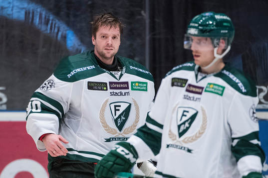 Färjestads målvakt Lars Haugen får byta mask