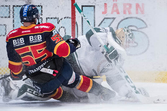 Djurgårdens Alexander Urbom kolliderar med Färjestads