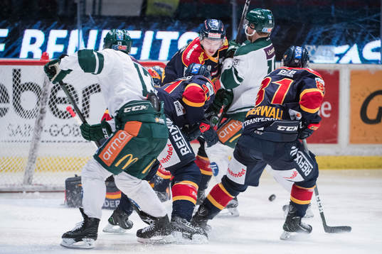Djurgårdens Marcus Högström framför Färjestads mål