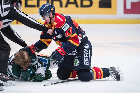 Djurgårdens Linus Johansson i bråk med Färjestads Rasmus