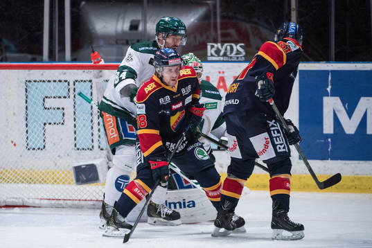 Djurgårdens Juuso Ikonen framför Färjestads Tomas Skogs