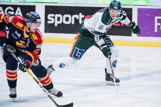 Färjestads Johan Ryno jagar Djurgårdens Linus Johansson
