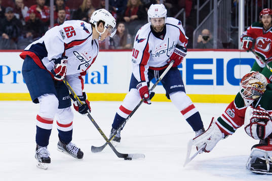Capitals André Burakovsky fintar Devils målvakt Keith