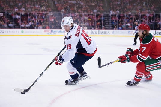 Capitals Nicklas Bäckström och Devils Jon Merrill