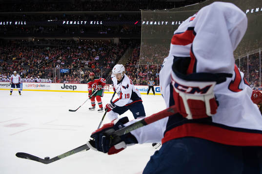 Capitals Nicklas Bäckström jagar pucken