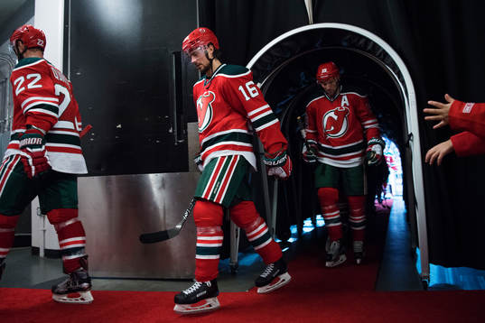 Devils Jacob Josefson deppar när han lämnar isen