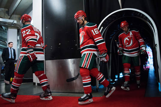 Devils Jacob Josefson deppar när han lämnar isen