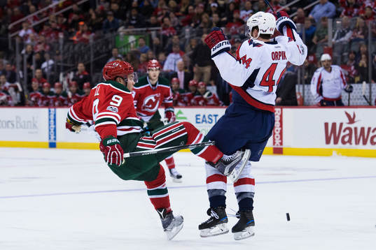 Devils Taylor Hall blir tacklad av Capitals Brooks Orpik