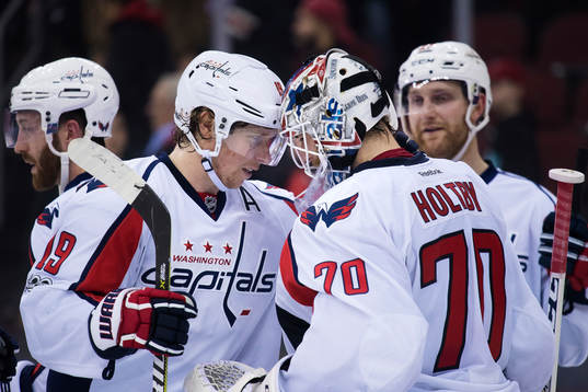 Capitals Nicklas Bäckström jublar med målvakten Braden