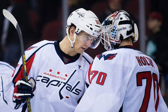 Capitals André Burakovsky jublar med målvakten Braden