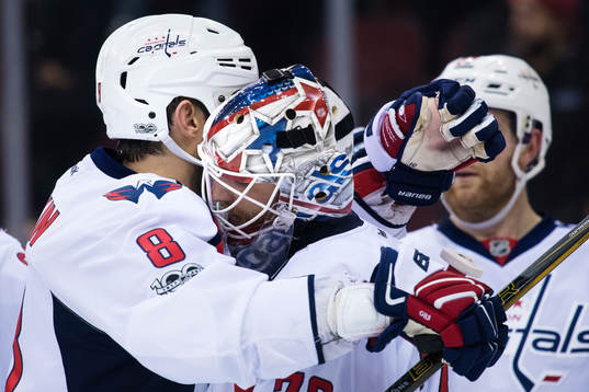 Capitals Alexander Ovechkin jublar med målvakten Braden