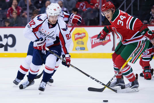 Capitals Evgeny Kuznetsov och Devils Steven Santini