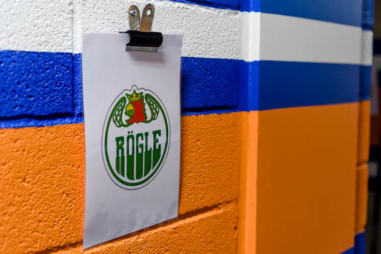 Skyllt med Rögles klubbmärke före ishockeymatchen i SHL