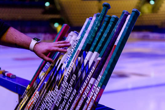 Klubbor lutade mot sargen före ishockeymatchen i SHL