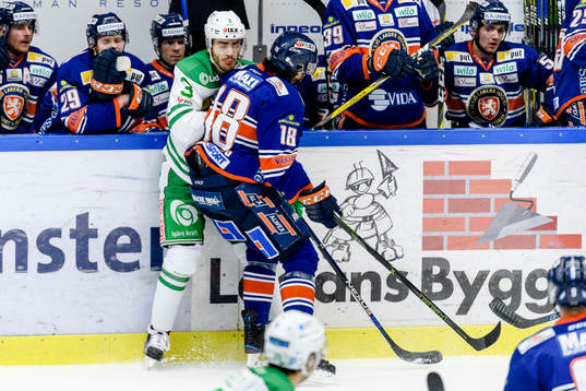 Växjös Dennis Everberg tacklar Rögles Almen Bibic