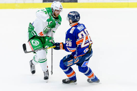 Växjös Nils Carnbäck tacklar Rögles Christopher