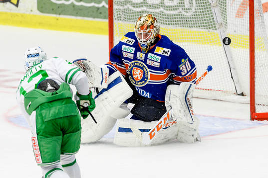 Växjös målvakt Joacim Eriksson stöter undan ett skott