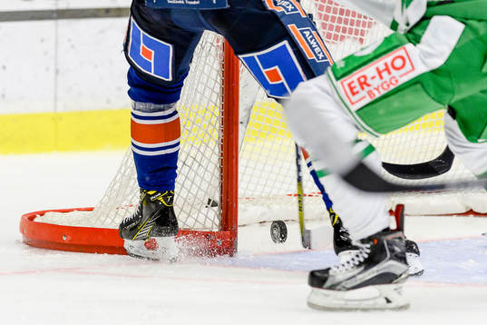 Växjös Linus Fröberg sparkar in pucken i mål, målet