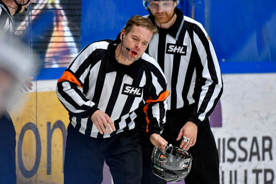 Domare Patrik Sjöberg träffas av en klubba över munnen