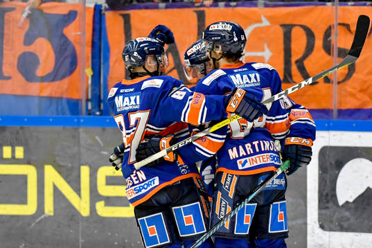 Växjös Olli Palola jublar med lagkamrater