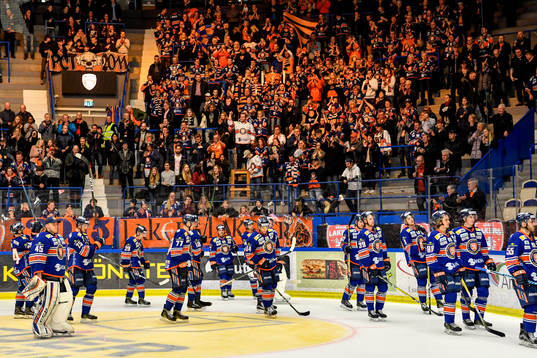 Växjös spelare jublar med fansen