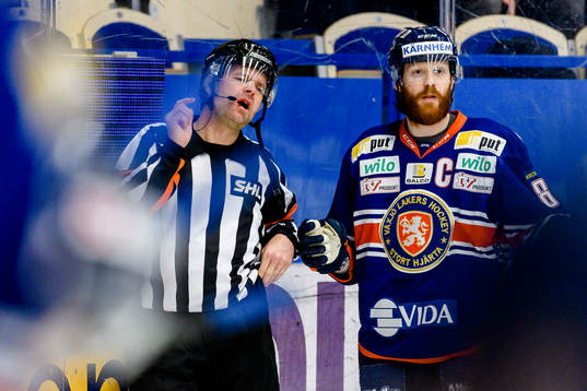 Domare Patrik Sjöberg får Växjös Liam Reddox klubba i