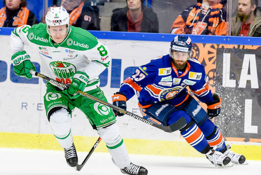 Rögles Jesper Williamsson jagas av Växjös Ville Leino