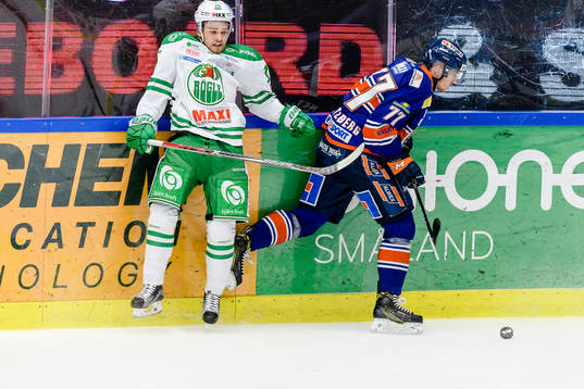 Rögles Simon Ryfors missar en tackling på Växjös Pontus