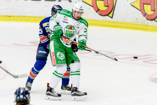 Rögles Daniel Sylwander oroar framför Växjös mål