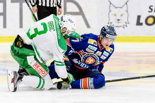 Växjös Pontus Netterberg i kampm ed Rögles Almen Bibic