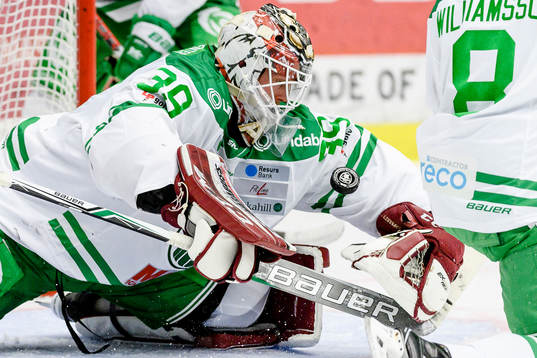 Rögles målvakt Anders Lindbäck fokuserar på pucken