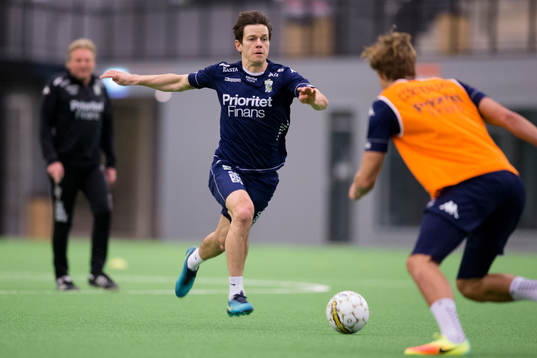 IFK Göteborgs Mads Albaek mot Thomas Rogne